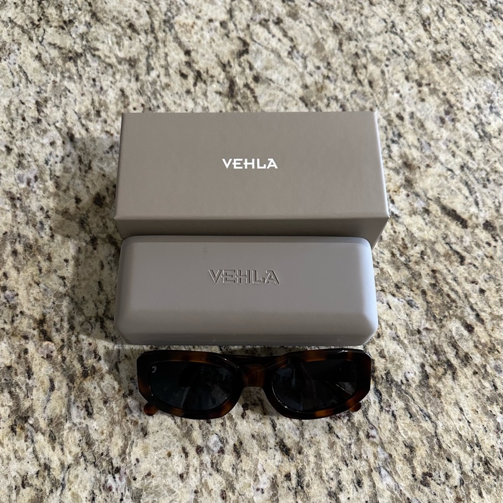 Vehla “INDI” sunglasses in tort/smoke - Picture 3 of 3